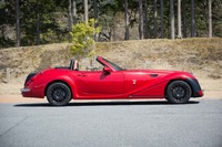 ボディーサイズは全長×全幅×全高=4580mm×1740mm×1235mm。ベースとなった「マツダ・ロードスター」よりも665mm長く、5mm幅広くなっている(高さは同じ)。ホイールベースはロードスターよりも600mm長い2910mm。