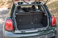 荷室の容量は211~731リッター。フロアボードの下にも小さな収納スペースがある。