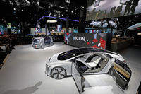 VWグループの2台のコンセプトカー、「セドリック」(奥)と「アウディ・アイコン」(手前)。