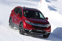 「CR-Vプロトタイプ」(4WD)。2リッターのアトキンソンサイクルDOHC i-VTECエンジンに高効率モーターを2基組み合わせたハイブリッドシステム「スポーツハイブリッドi-MMD」を搭載した車両に試乗した。