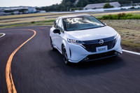 日産車のアイコンとなる「Vモーショングリル」は、「ノート」をベースにLEDを組み込んだ専用デザインにリニューアル。ハイビームアシスト機能を組み込んだアダプティブLEDヘッドランプが、全グレードに標準装備されている。