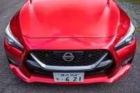 従来型の「インフィニティグリル」から最新の日産車に共通する「Vモーショングリル」に変更されたフロントフェイス。ベースとなった北米仕様の「インフィニティQ50」との違いは明確だ。