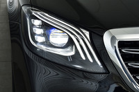 マルチビームLED(ウルトラハイビーム付き)ヘッドランプを標準搭載。ステレオカメラで前方の交通を検知し、片側84個のLEDを正確に配光する。