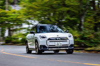 「MINIカントリーマン」は、BMWの「X1」や「X2」にも用いられる「FAAR」プラットフォームを採用。19インチのオプションシューズを履いてなお、ステアリングの操作力は軽く、フラット感の高い走りが味わえる。