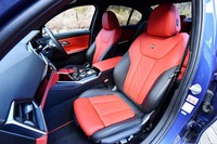 写真の本革シートは、オプション「フルレザーメリノインテリア」(59万6000円)に含まれるもの。標準車はアルカンターラ×センサテック(合成皮革)仕立てとなる。