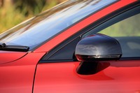 ドアミラーカバーとウィンドウモールにもグロッシーブラックを採用。鮮やかな「フュージョンレッドメタリック」のボディーによく映える。