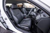 先代「アコード」よりも厚いクッションパッドを採用するとともに、硬度を下げることでよりソフトな着座感を実現したという前席。表皮はブラックの本革のみの設定となる。