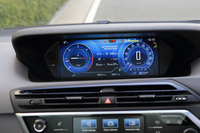 メーターパネルは、ダッシュボード中央にレイアウトされる。12インチの液晶タイプで、速度計やエンジン回転計のほか、トリップコンピューターの情報や車載カメラの映像が表示できる。