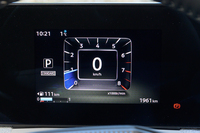 メーターパネルは日産が「アドバンスドドライブアシストディスプレイ」と呼ぶ7インチの液晶式。表示はアレンジ可能だが、NHKの時報のようなタコメーターが面白い。