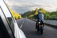 カメラカーの割り込みに反応して、自動で減速する「トレーサー9 GT+」。ACCの最大減速度はライダーに危険が及ばない程度に設定されており、それ以上の強い減速が必要となる場合は、モニターに警告を表示してブレーキング、ないしハンドル操作による回避操作をライダーに促す。