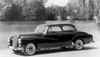 1957年「メルセデス・ベンツ300d」。メルセデス初のハードトップは、当時の最高級セダンがベースの4ドアハードトップだった。