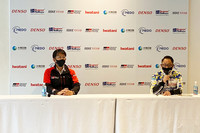 水素エンジン車によるレース参戦のいきさつを語る、豊田章男氏(右)と佐藤恒治氏(左)。