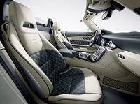 こちらは専用オプション「designoエクスクルーシブスタイル レザー」を選択した「SLS AMG GTロードスター」のインテリア。オプション価格は60万円となっている。