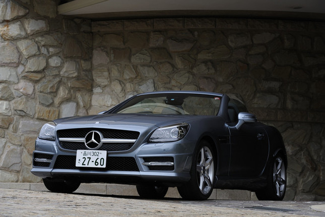【スペック】SLK350ブルーエフィシェンシー:全長×全幅×全高=4150×1845×1295mm/ホイールベース=2430mm/車重=1560kg/駆動方式=FR/3.5リッターV6DOHC24バルブ(306ps/6500rpm、37.7kgm/3500-5250rpm)/価格=770万円(テスト車=831万2000円/メタリックペイント=8万4000円/パノラミックバリオルーフ=8万円/AMGスポーツパッケージ=35万円/キーレスゴー=9万8000円)