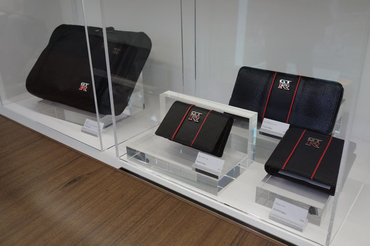 「日産ブティック」の「GT-R」コーナーその1。財布やカードケースなどが並ぶ。