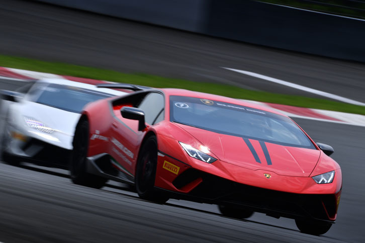 富士スピードウェイの本コースを行く。試乗は先導車付きで行われた。