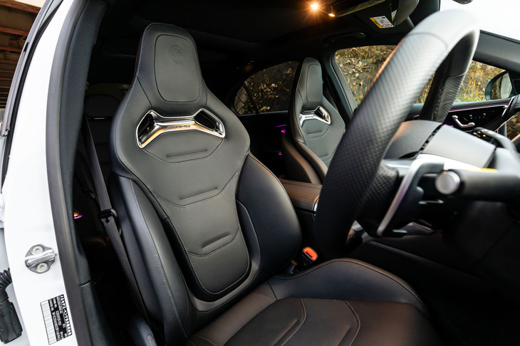 ナッパレザーのスポーツシートが標準で、この試乗車のAMGパフォーマンスシートはオプションの「AMGパフォーマンスパッケージ」に含まれている。