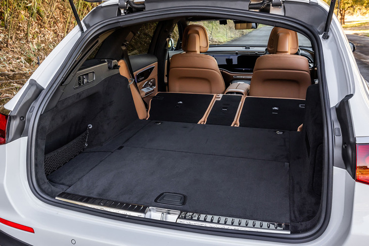 後席の背もたれを前方に倒すと、荷室容量を1830リッターに拡大できる。リアバンパー下部に足を差し入れる動作でリアゲートを開閉できる「フットトランクオープナー」が標準で装備される。