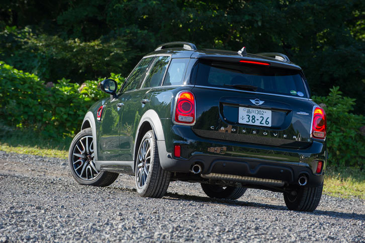 従来モデルより大幅にサイズアップした現行型「MINIクロスオーバー」。ボディーサイズは全長×全幅×全高=4315×1820×1595mm、ホイールベースは2670mmとなっている。