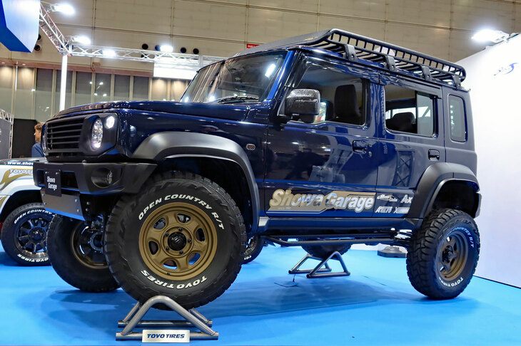 「東京オートサロン2025」で見かけた、「ジムニー5ドア」のカスタマイズカー。 
	清水「やっぱり、タイヤがデカいと全然見え方が違うね」 
	ほった「このクルマはまだいいですけど、あまり極端に見栄え重視でカスタムするのは、どうかと思いますよ。安全第一でいきましょう」