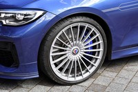 20インチの鍛造アルミホイールは、通常の軽合金ホイールに比べ、1台分で約14kgのバネ下重量を軽減。ピレリと共同開発した「Pゼロ ALP」タイヤが組み合わされる。