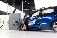 米国道路安全保険協会(IIHS)による自動車衝突試験の様子。実はアメリカでは、自動車の安全基準に関して、歩行者保護の規定が長らく設けられていなかった。流れが変わったのはわずか2年前の2024年9月のことで、歩行者の交通事故死者数が増えたことを受け、米運輸省道路交通安全局(NHTSA)が歩行者保護に関する規則案を策定。現在は法制化に向けた審査と新車評価の導入準備が進められている。