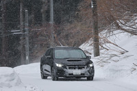 急な降雪に見舞われても、「スリーピークマウンテン・スノーフレーク」のロゴが入ったオールシーズンタイヤを装着していれば、慌てることなくいつもの道をいつものようにドライブできる。(写真はイメージ)