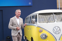 「フォルクスワーゲン・ブランドエキシビション」と題した報道関係者向けの発表イベントでステージに立ったフォルクスワーゲン ジャパンのブランドディレクター、イモー・ブッシュマン氏。