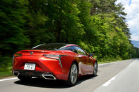 “Sパッケージ”は、ギア比可変ステアリングや後輪の自動操舵システムを統合制御するLDH(レクサスダイナミックハンドリングシステム)に加えて、トルセンLSDも搭載。旋回中の加速性能が高められている。