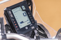 スクリーンの手前に備わるマルチファンクションディスプレイ。車速やエンジン回転数、ギアポジション、燃費、ガソリン残量、走行可能距離など、さまざまな情報を確認できる。