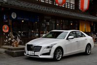 関越道・高坂サービスエリアで「CTSプレミアム」に乗り換える。「ATSセダン プレミアム」と同じ2リッターターボエンジンを搭載し、8段ATを介して4輪を駆動する。