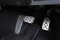 2つのペダルとフットレストはアルミ製。ゴムの滑り止めが付いている。