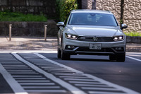 「パサート オールトラックTDI 4MOTIONアドバンス」のハルデックスカップリングは最新の第5世代。通常のトルク配分はフロントが100%の前輪駆動で、状況に応じて後輪に最大で50%のトルクが配分される。