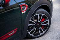 試乗車では19インチサイズの「John Cooper Worksサーキットスポーク2トーン」ホイールに225/50R19サイズの「ピレリPゼロ」タイヤが組み込まれていた。