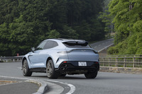 SUVというクルマの形を忘れさせる、アストンマーティンのGTカーそのものな走りが身上だった「DBX」。「DBX S」ではそこにさらに磨きがかかった印象だった。