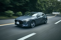「マツダ3」は「ファストバック」と「セダン」の2モデルに試乗。2リッター直4ガソリンと1.8リッター直4ディーゼルを試します。ふたりのテスターはどのような結論を下したのでしょうか。(photo:田村孝介)