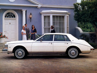 キャデラック初のインターミディエートサイズのモデルとして、1975年に市場投入されたのが「セビル」。その名はスペインのセビリアに由来する。写真は1980年デビューの2代目で、往年のイギリス製高級車を思わせるリアデザインが特徴となっていた。