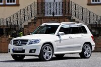 2008年に登場した「メルセデス・ベンツGLK」。「Cクラス」系のエンジン縦置きプラットフォームを用いた、当時のメルセデスとしては最小のSUVだった。