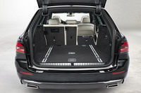 「530iツーリング」の荷室。40:20:40の分割可倒機構が備わる、リアシートの背もたれ右側部分を前方に倒した様子。