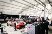 ラリーのメカニックって無駄な動きがなくて仕事が速いので、サービスの様子をギャラリーの皆さんにももっと見てほしいんだけど、WRCのワークスチームは離れたところからしか作業が見られないのがもどかしい。