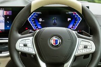 ステアリングホイールは手に吸い付くような感触のラヴァリナレザー巻き。オプションのシフトパドルは左右とも「ALPINA」ロゴが刻まれる。