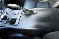 だだっぴろいセンターコンソールは実は記者のお気に入りポイント。ひじ掛けとしては存外に快適で、リッチな気分になる(気分だけ)。