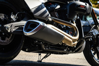 マフラーは、コーナリングで車体を大きく傾けても路面に接触しないよう、デザインが工夫されている。