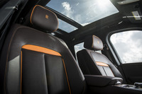 前席および後席の頭上に広がる大きなガラスサンルーフ。チルトおよびスライド機能が備わる。