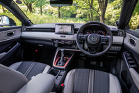 「ヴェゼルe:HEV PLaY」のインテリア。写真は「グレージュ」と呼ばれるカラーで、同グレードの専用色となる。ダッシュボードの両端に風が拡散して吹き出す「そよ風アウトレット」が設置されている。