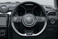 シルバーステッチ、シルバーガーニッシュ付きの本革巻きステアリングホイールを採用。