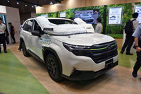 スバルのブースに展示された、デビューしたばかりの新型「フォレスター」。サイクリスト対応歩行者保護バッグなど、安全技術が多く紹介されていた。