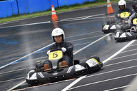 練習走行に臨む筆者。泥よけがないので、タイヤから垂直に水が跳ね上がる。まるで“水芸”のようだ。