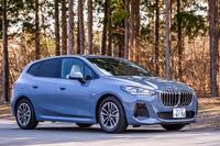2022年6月に販売が開始された2代目「BMW 2シリーズ アクティブツアラー」。日本には1.5リッター直3ガソリンターボと、2リッター直4ディーゼルターボの2種類のパワーユニットを導入。今回の試乗車はガソリンエンジンの「218iアクティブツアラーMスポーツ」で、車両本体価格は447万円。