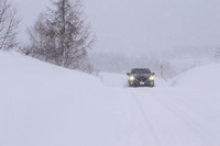 試乗当日は最低気温がマイナス12度に達するほどの寒さ。時に視界がさえぎられるほどの降雪も伴っていた。